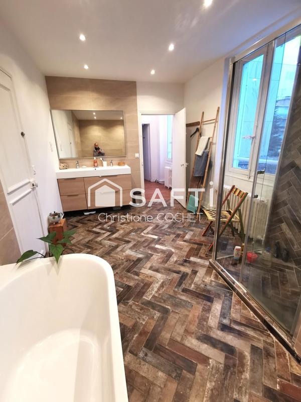 Maison - 242 m² - 6 pièces