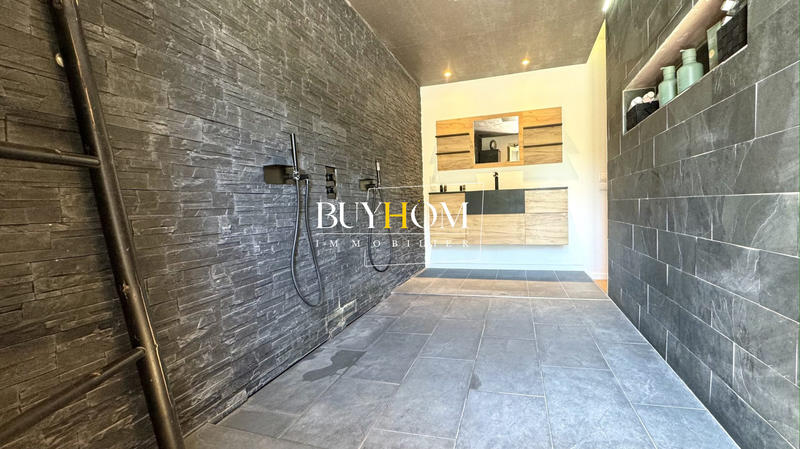 Maison - 240 m² - 7 pièces