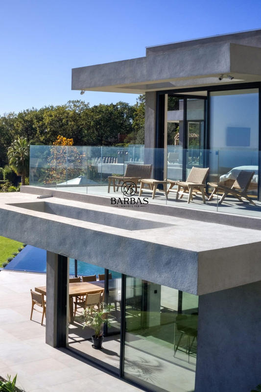 Maison - 445 m² - 8 pièces