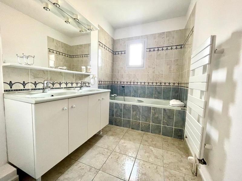 Maison - 280 m² - 9 pièces