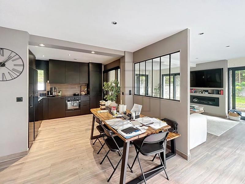 Maison - 260 m² - 10 pièces