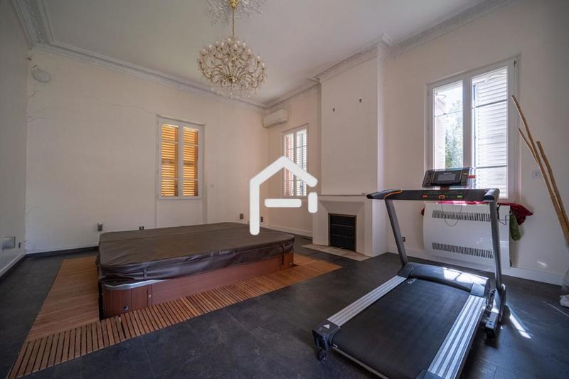 Maison - 250 m² - 7 pièces