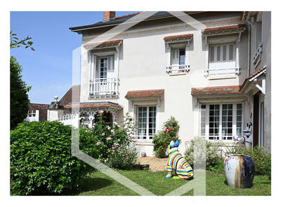 Maison - 270 m² - 14 pièces