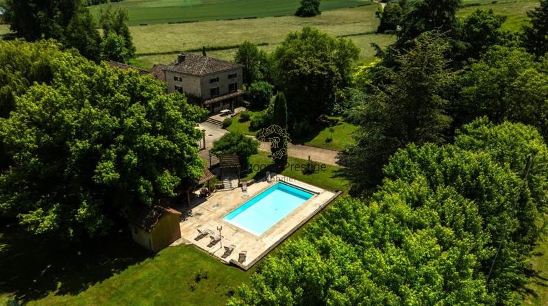 Propriété - 250 m² - 9 pièces