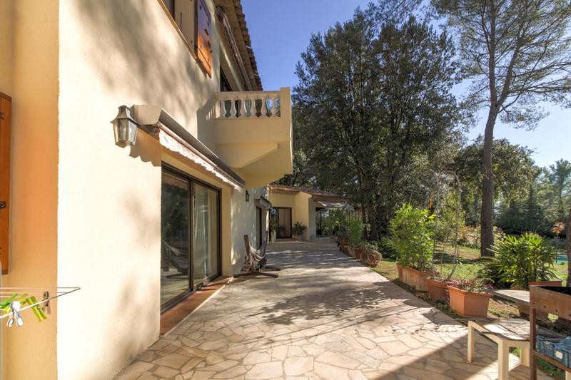 Propriété - 659 m² - 8 pièces