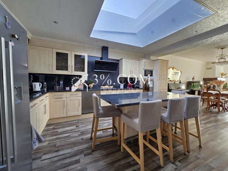 Maison - 200 m² - 6 pièces