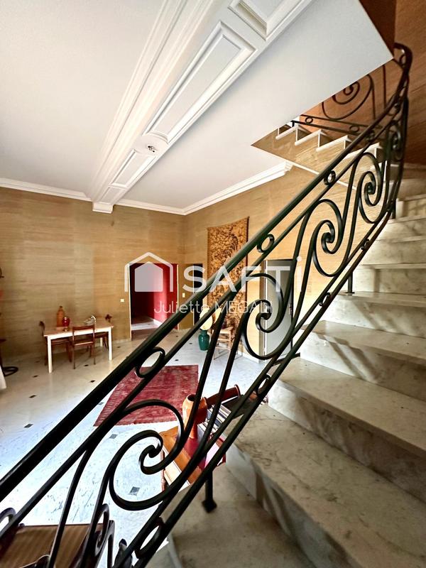 Maison - 430 m² - 12 pièces