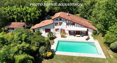 Maison - 230 m² - 7 pièces