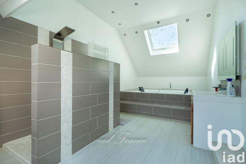 Maison - 230 m² - 8 pièces