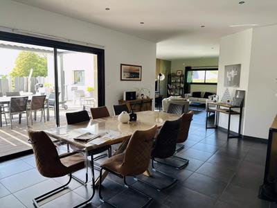 Maison - 225 m² - 9 pièces