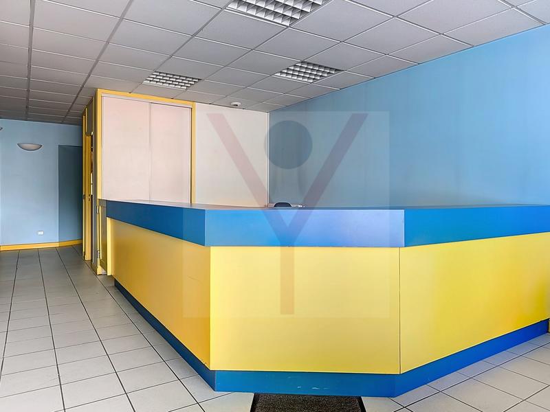 Local commercial - 114 m² - 6 pièces