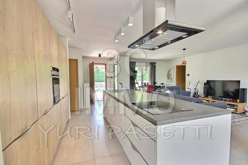Villa - 1 365 m² - 5 pièces