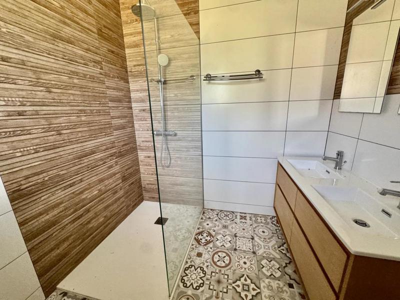 Propriété - 254 m² - 6 pièces