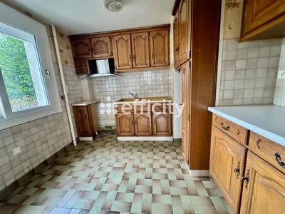 Maison - 275 m² - 16 pièces