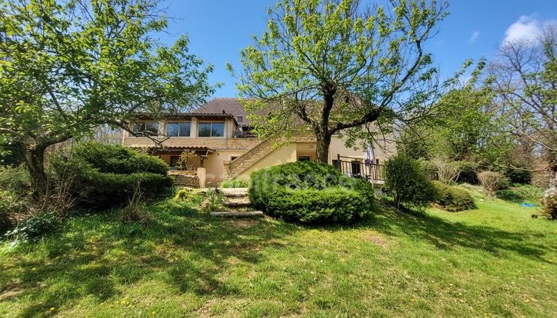 Maison - 222 m² - 8 pièces