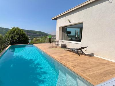 Maison - 211 m² - 8 pièces