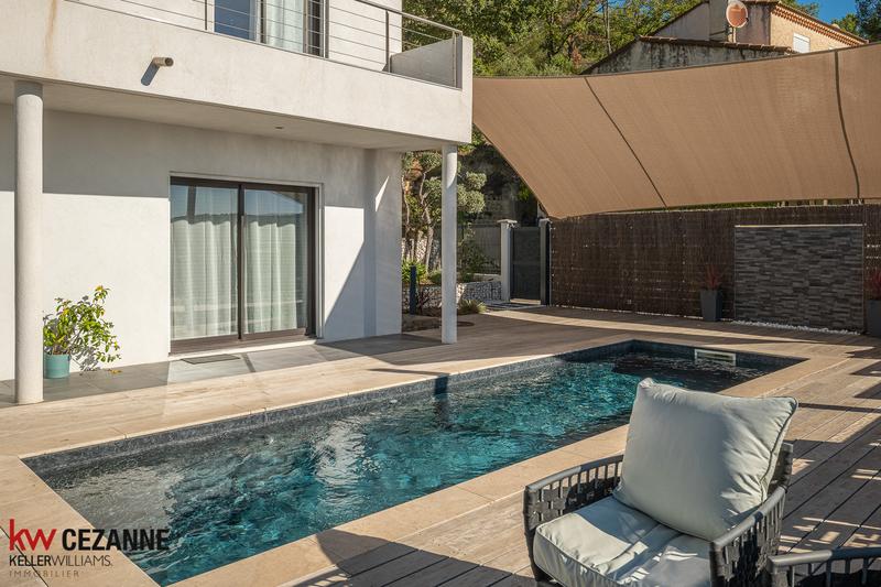 Maison - 248 m² - 8 pièces