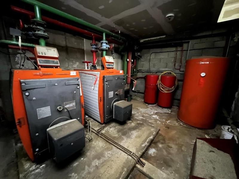 Maison - 1 238 m² - 20 pièces