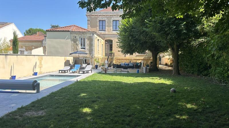 Maison bourgeoise - 240 m² - 8 pièces