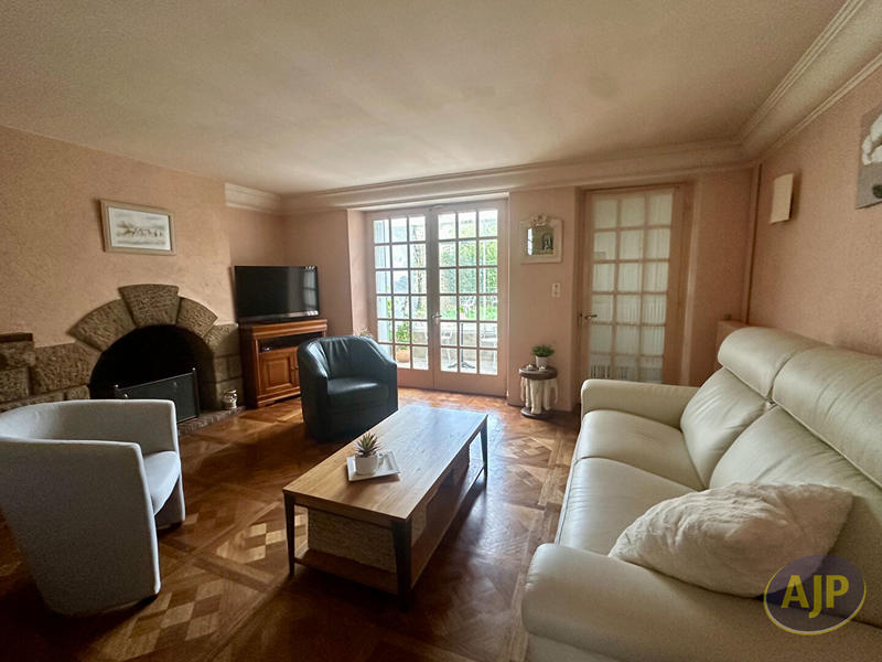 Maison - 220 m² - 7 pièces