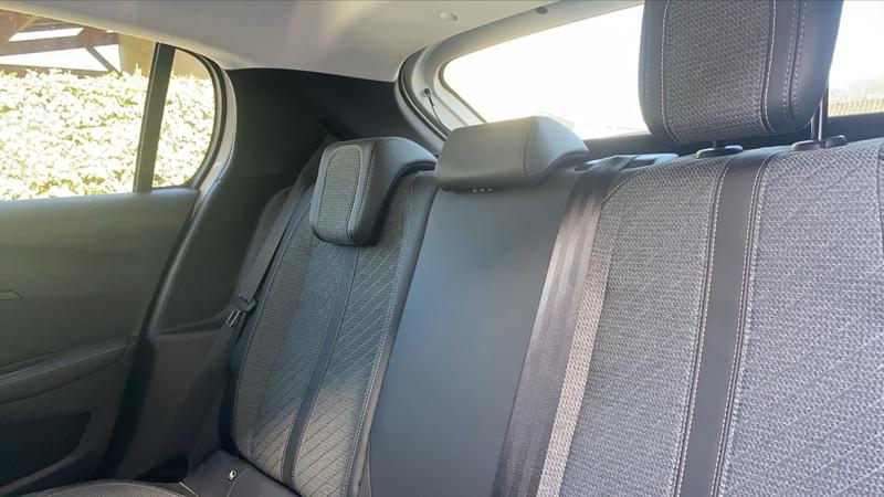 Peugeot E-208 136 50 kWh Business