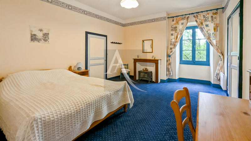 Maison - 260 m² - 10 pièces