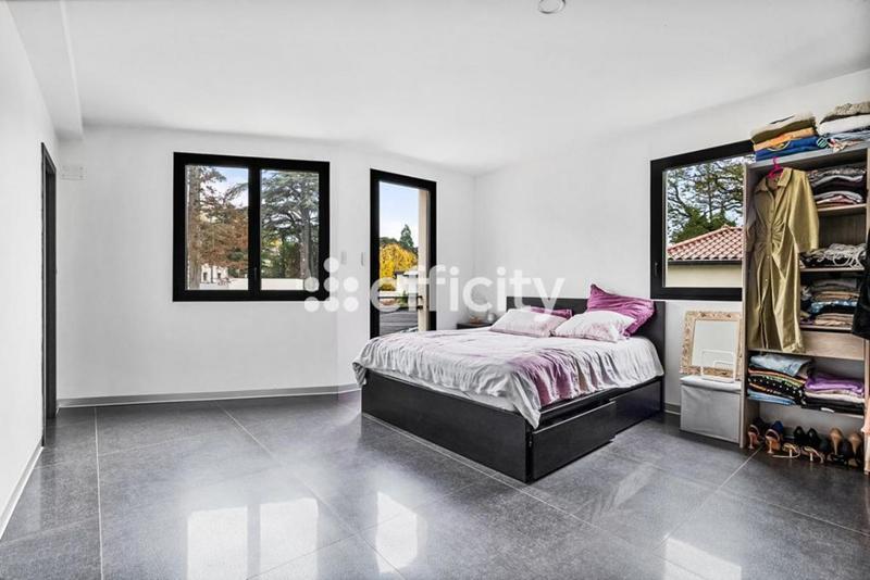 Maison - 300 m² - 5 pièces