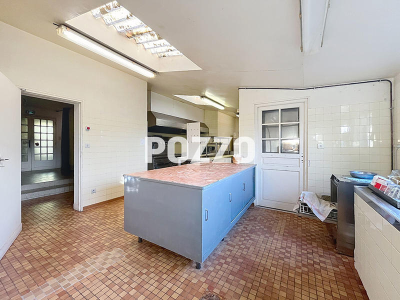 Maison - 588 m² - 10 pièces