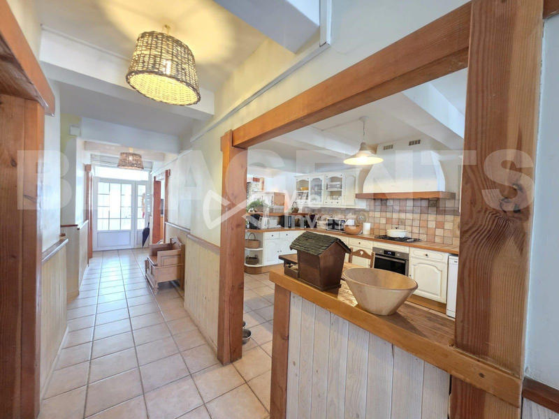 Maison - 234 m² - 8 pièces