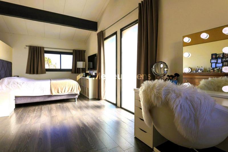 Propriété - 190 m² - 6 pièces