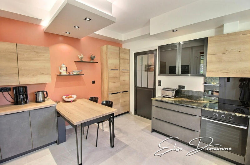 Maison - 241 m² - 8 pièces