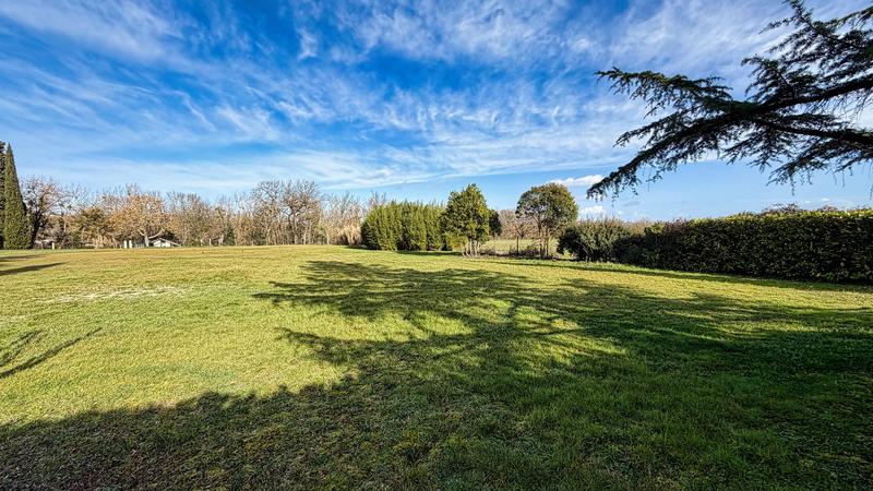 Terrain constructible - 1 077 m²