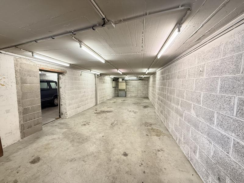 Parking / Garage - 90 m²