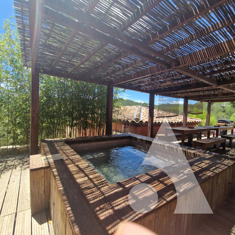 Maison - 298 m² - 9 pièces