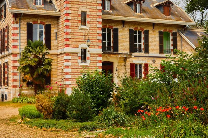 Château - 1 700 m² - 33 pièces