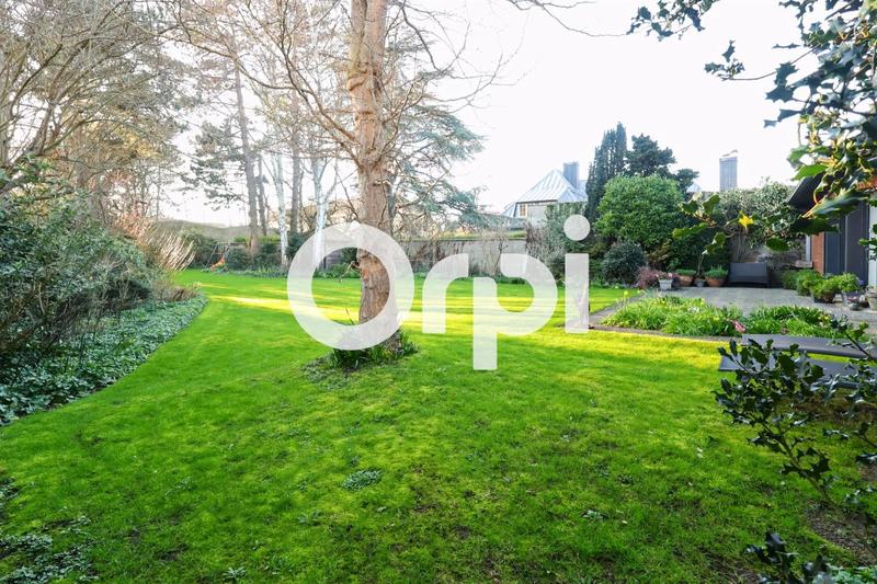 Maison - 243 m² - 8 pièces