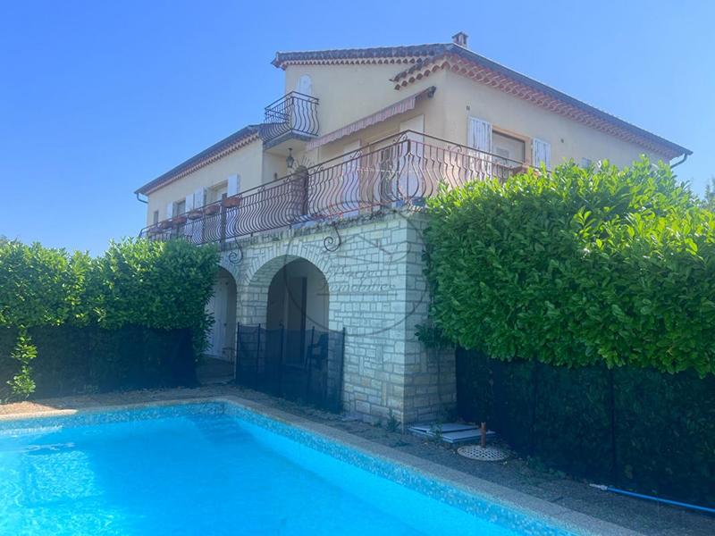 Maison - 180 m² - 8 pièces