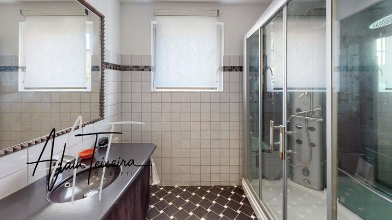 Maison - 220 m² - 8 pièces