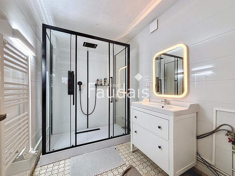 Maison - 236 m² - 8 pièces