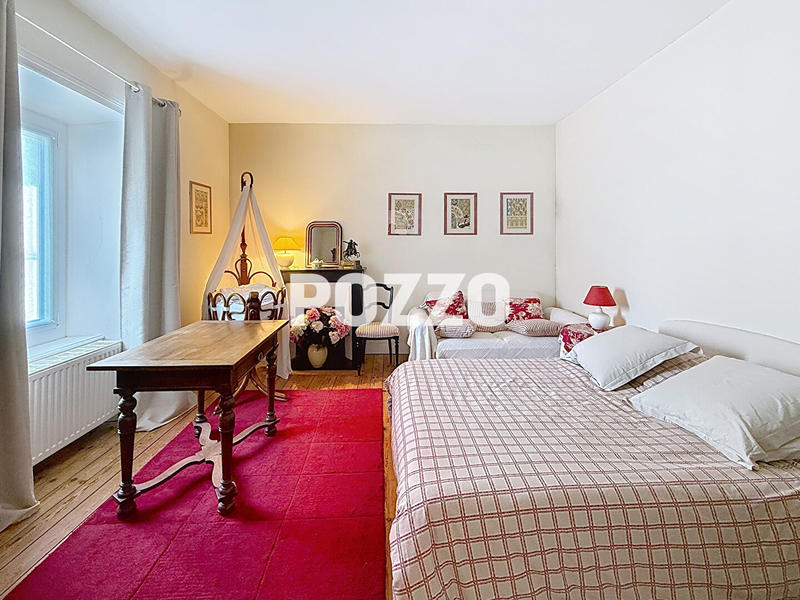 Maison - 219 m² - 8 pièces