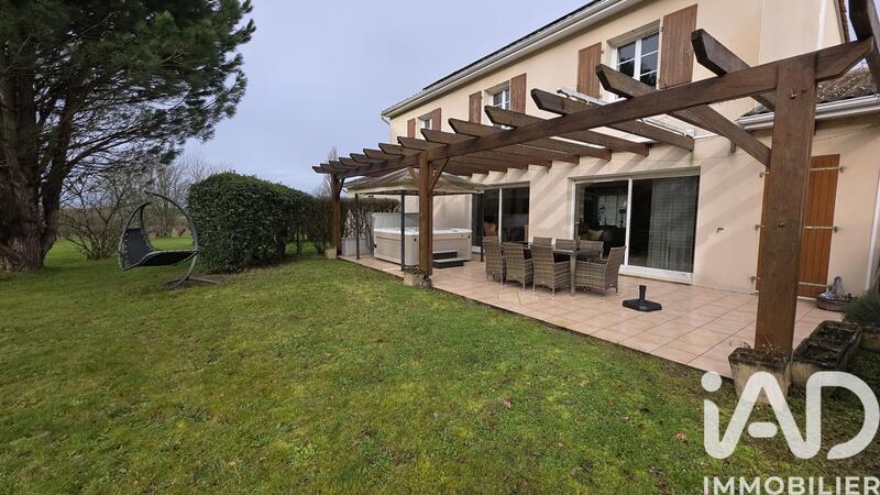 Maison - 240 m² - 9 pièces