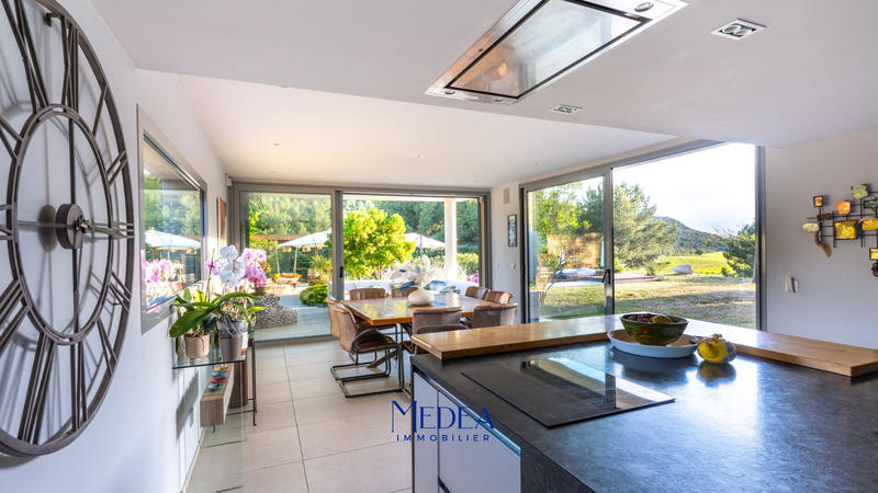 Propriété - 320 m² - 6 pièces