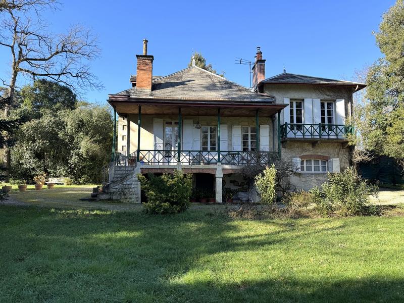 Maison - 222 m² - 7 pièces