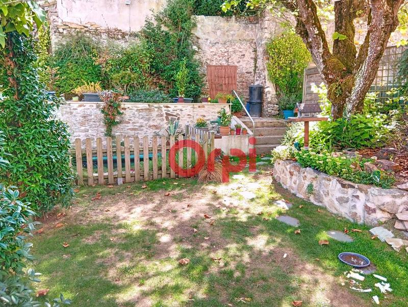 Maison - 242 m² - 9 pièces