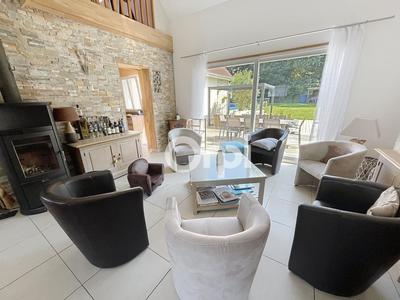 Maison - 241 m² - 7 pièces