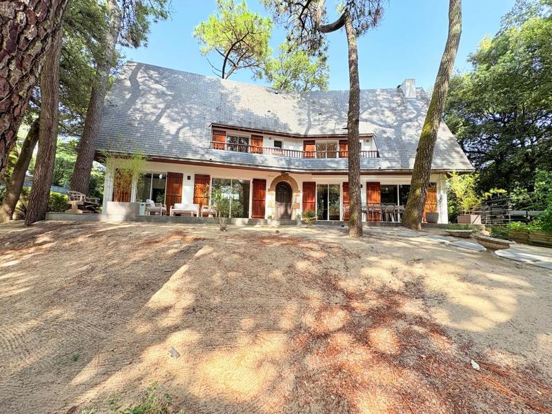 Maison - 201 m² - 8 pièces