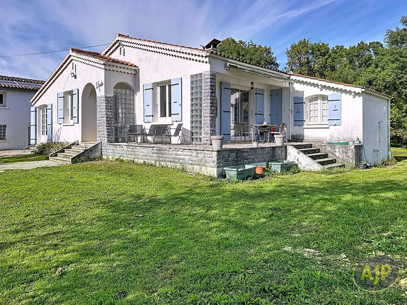 Maison - 220 m² - 11 pièces