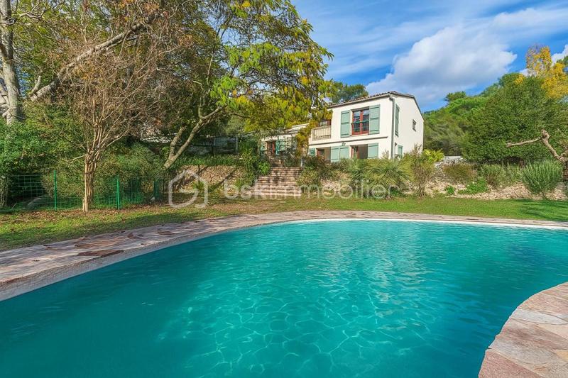 Demeure - 246 m² - 7 pièces