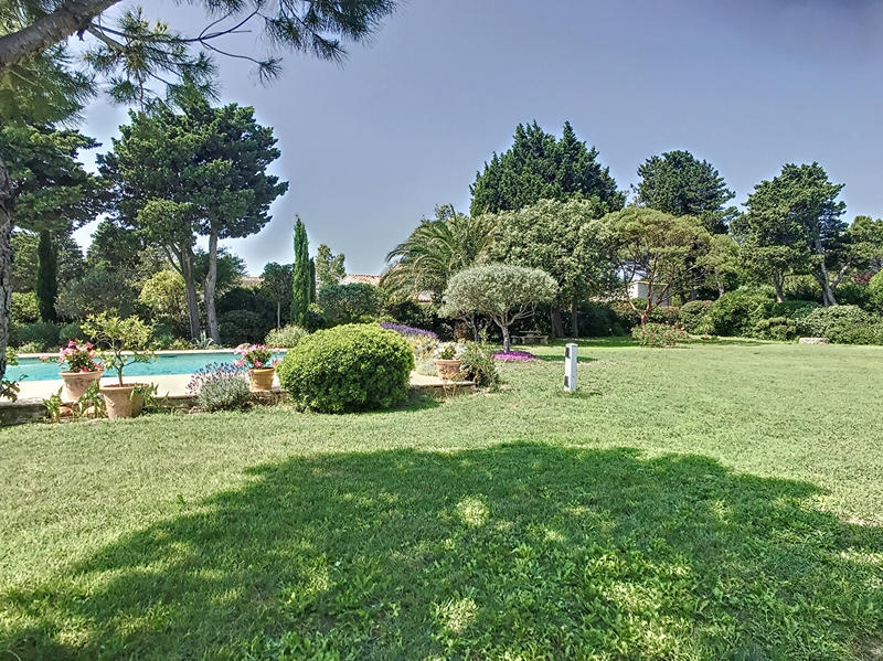 Maison - 241 m² - 9 pièces