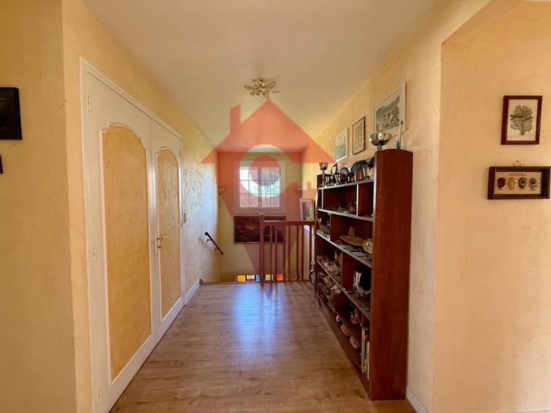 Maison - 240 m² - 9 pièces